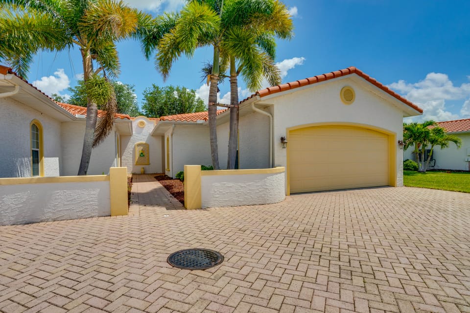 Pool Access & Lake-View Lanai! Port Charlotte Gem Apartment in Florida
