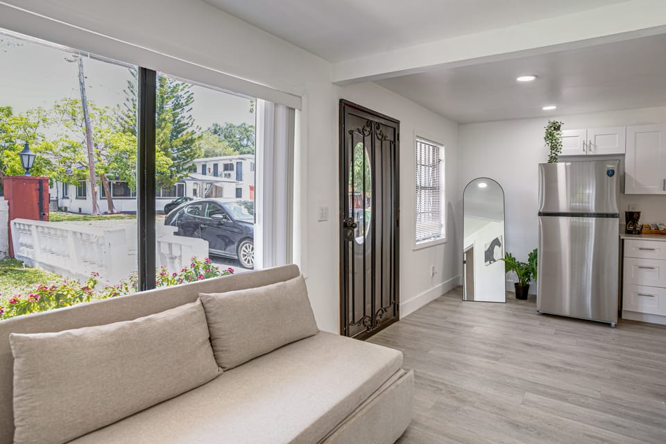 4 Mi to Surfside Beach! North Miami Apt House in Golden Glades