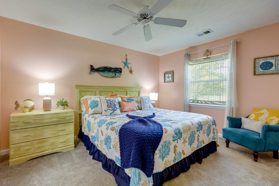 Tee Times, Poolside Vibes! Myrtle Beach Retreat Apartment in Carolina Forest
