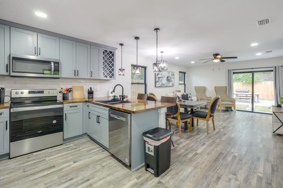 Walk to Stadiums & Dining: Pet-Friendly Home! House in Jacksonville