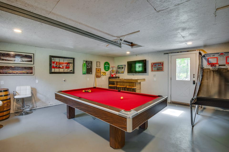 Hot Tub, Game Room! Stunning Home By Short Sands House in Cape Neddick