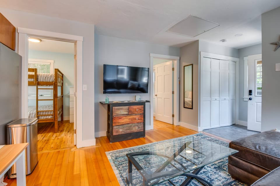 Walk to Short Sands! Coastal Cottage w/ Deck House in Cape Neddick