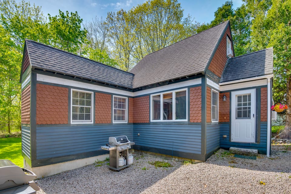 Walk to Short Sands! Coastal Cottage w/ Deck House in Cape Neddick