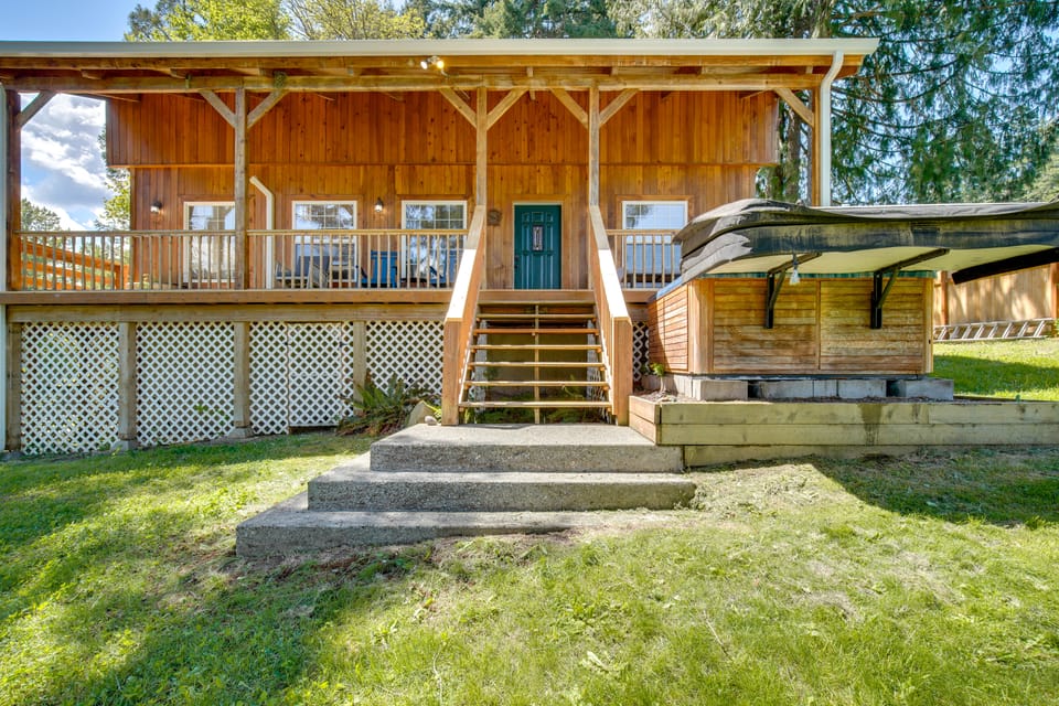Mount Rainier Views & Hot Tub: Pet-Friendly Cabin! House in Washington