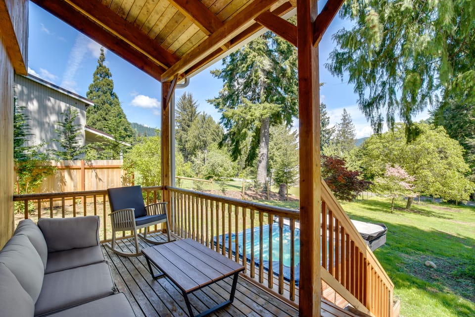 Mount Rainier Views & Hot Tub: Pet-Friendly Cabin! House in Washington