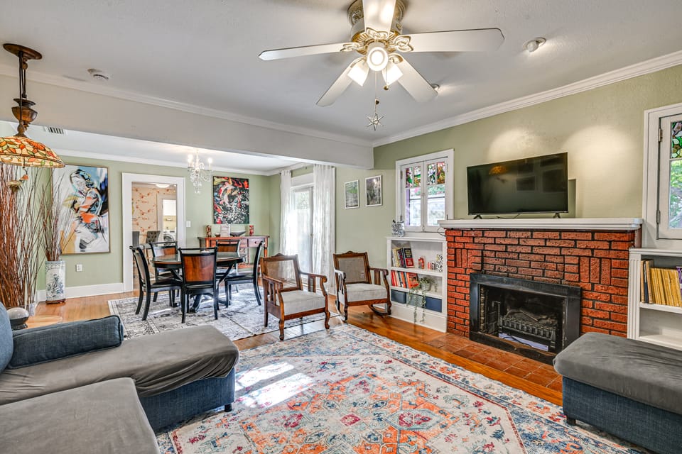 4 Mi to Dtwn! Tranquil Tampa Getaway w/ 2 Decks House in Tampa