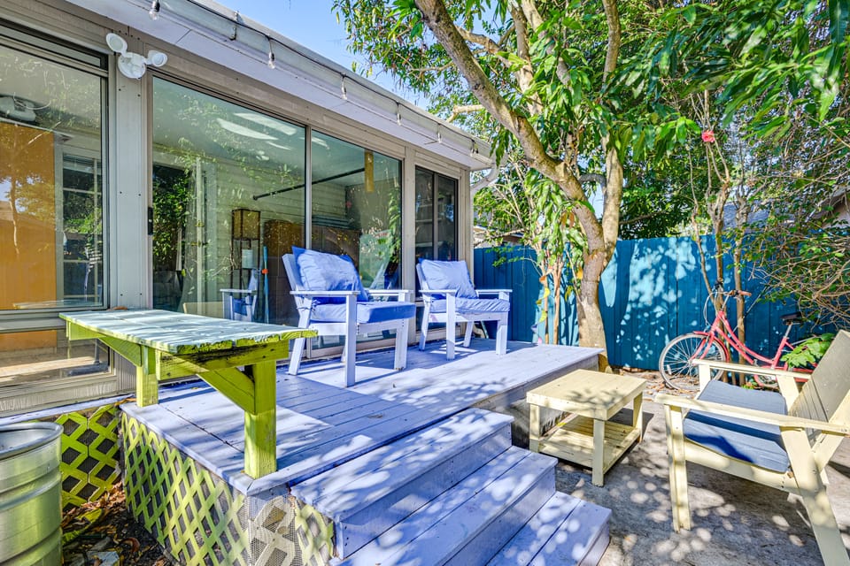 4 Mi to Dtwn! Tranquil Tampa Getaway w/ 2 Decks House in Tampa