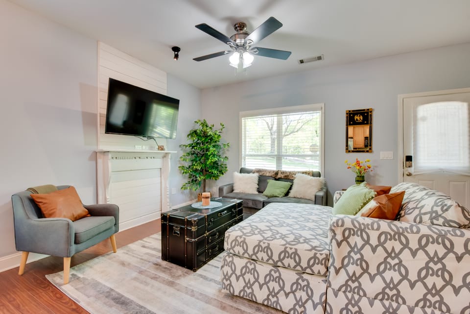 Lake Access & Game Room: 2-Unit Hiram Retreat House in Georgia