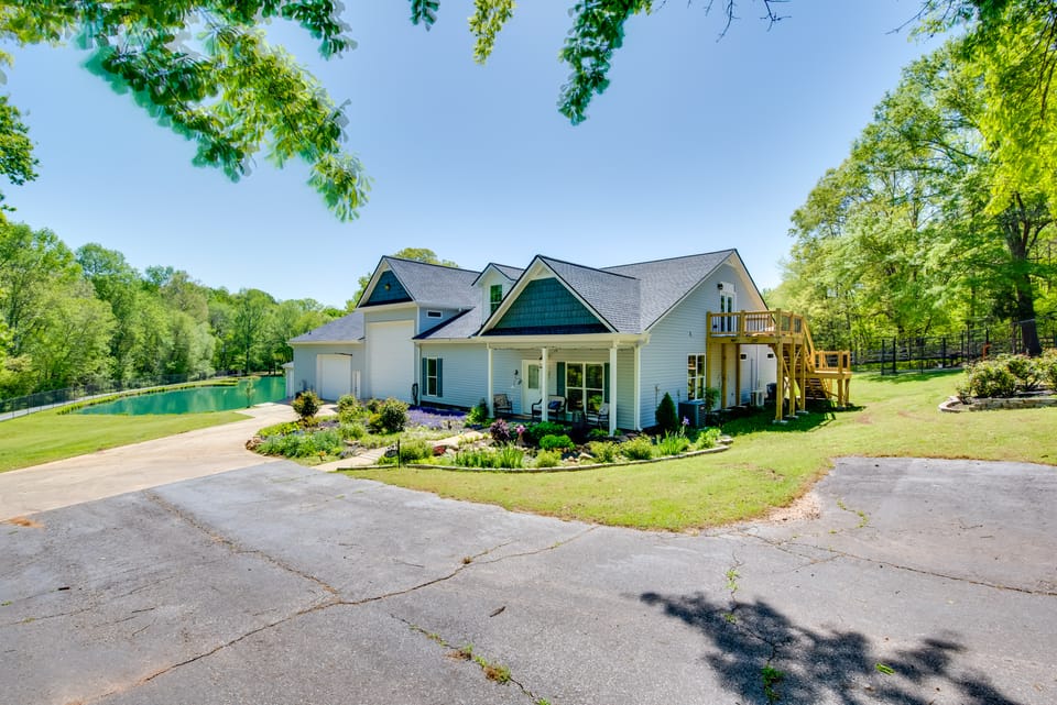Lake Access & Game Room: 2-Unit Hiram Retreat House in Georgia