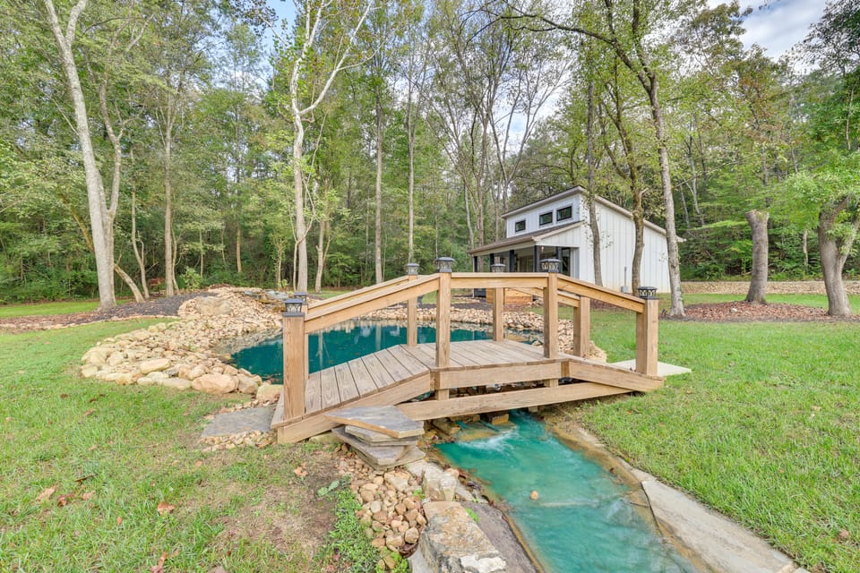 Creekside Compound in Wildwood: Hot Tub & Fire Pit House in Alabama