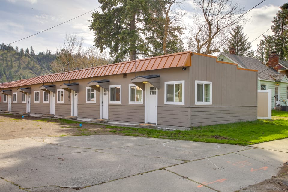 3 Mi to Dtwn Spokane: Sleek Multi-Unit Base Apartment in Spokane