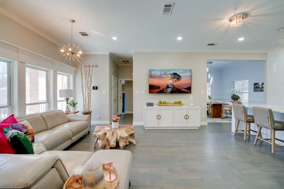 Cedar Hill Estate w/ Pool! Luxe Home & Apartment House in Grand Prairie
