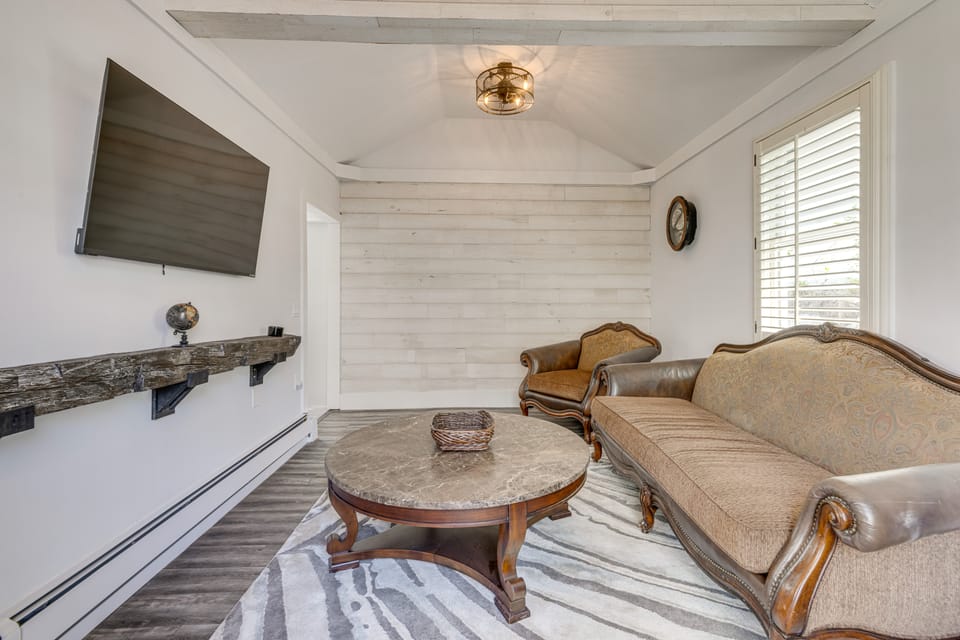 Main St Retreat! 1895 Farmhouse in Port Jefferson House in Port Jefferson
