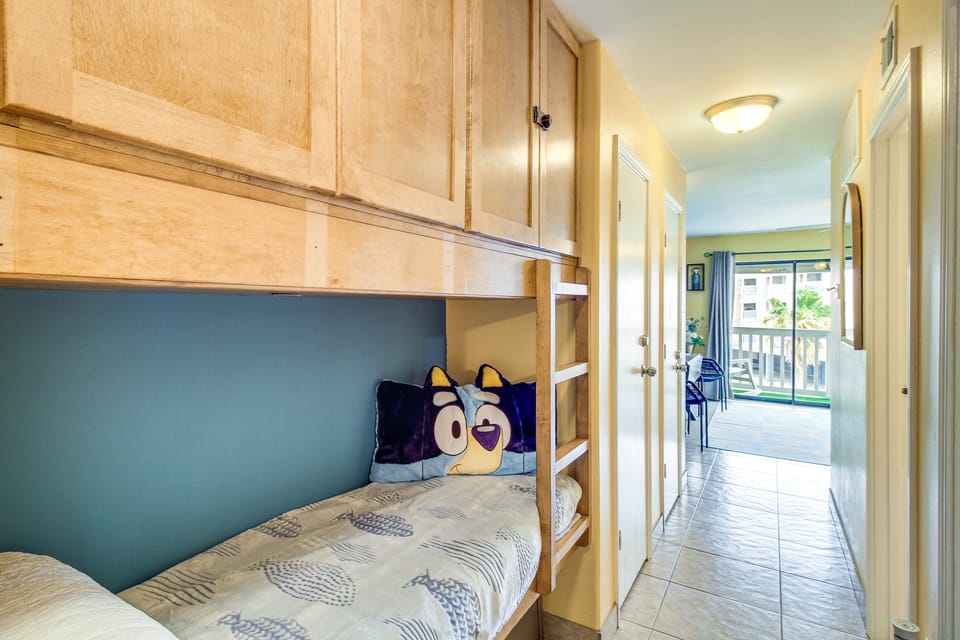 Corpus Christi Ocean-View Condo, Walk to the Beach Apartment in Nueces County