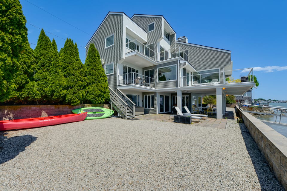 Upscale Waterfront Studio! Walk to Nantasket Beach Apartment in Hull