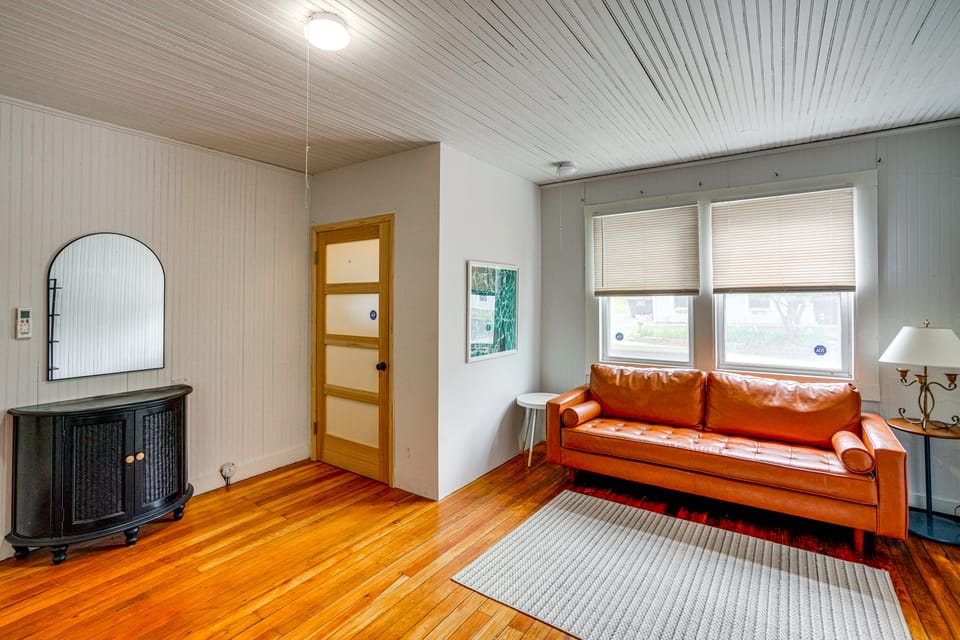 Walk to Everything! Dtwn Hudson Apartment Apartment in Hudson