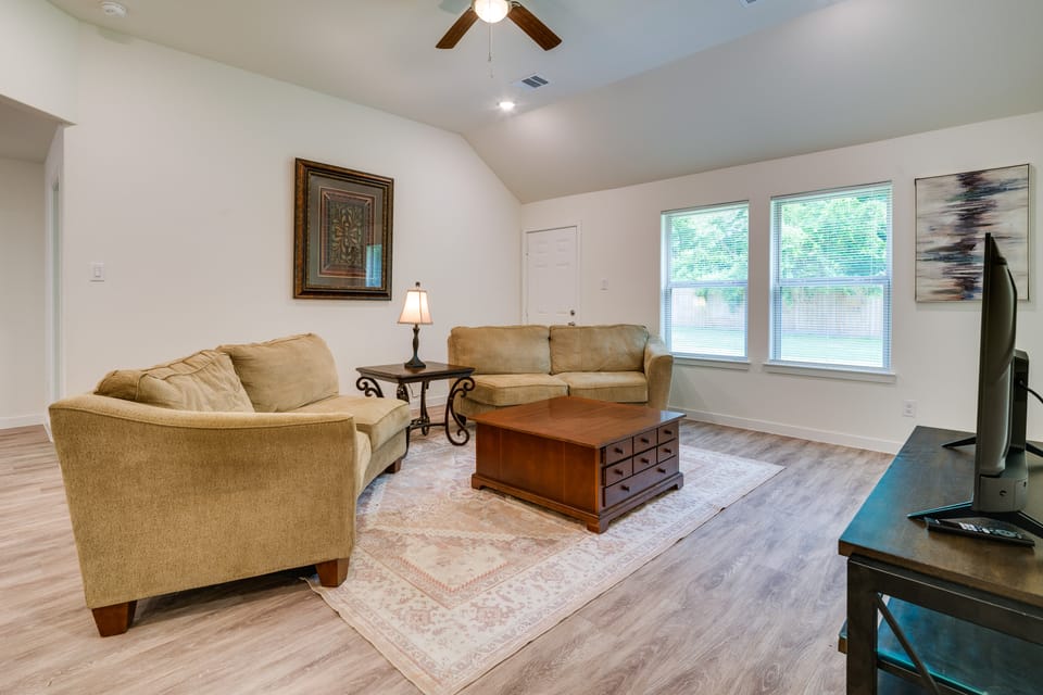 Piney Woods Escape! Magnolia Home w/ Lake Access House in Texas