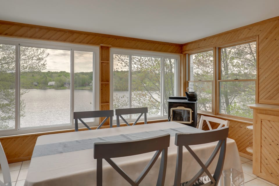 Kayaks, Paddleboat! Lakefront Retreat in Barnstead House in Barnstead