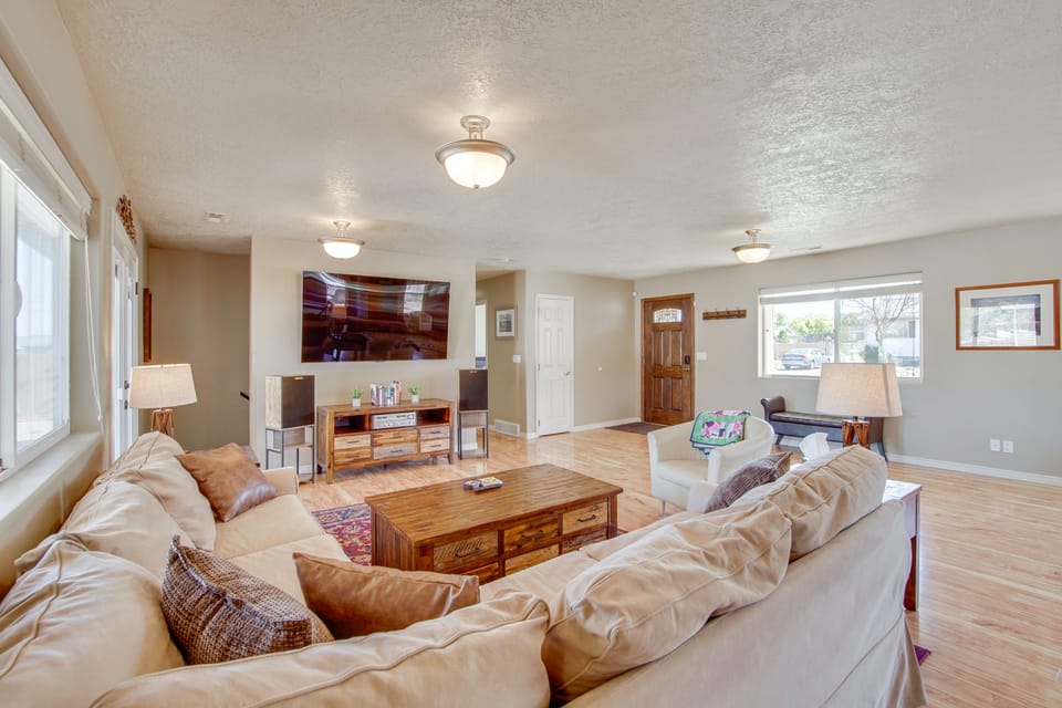 Gateway to Zion NP! Group Getaway w/ Mtn Views House in Utah