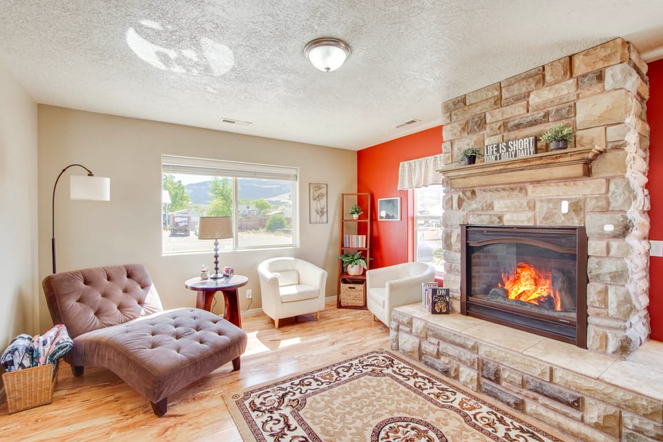 Gateway to Zion NP! Group Getaway w/ Mtn Views House in Utah
