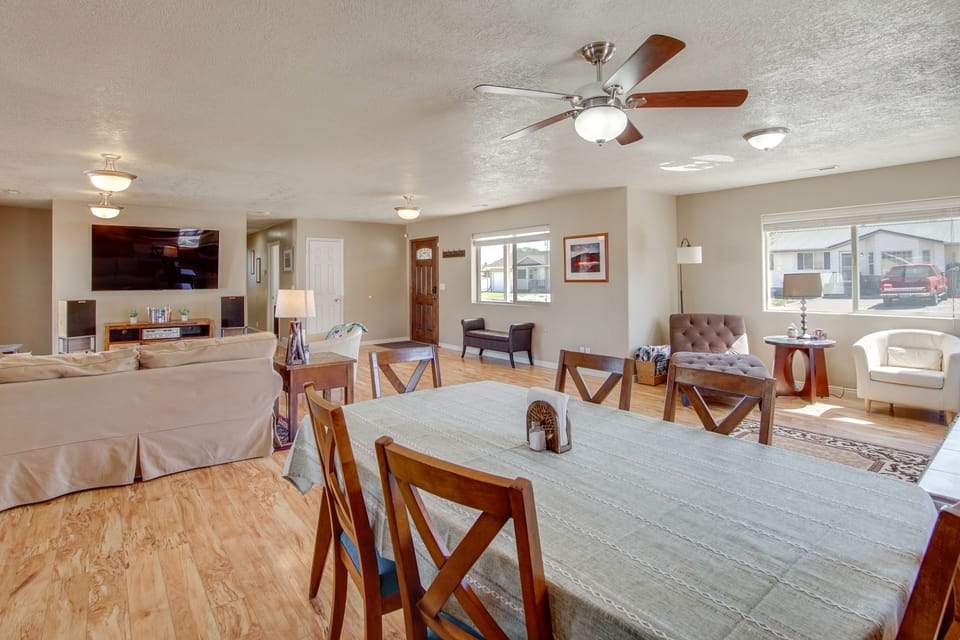Gateway to Zion NP! Group Getaway w/ Mtn Views House in Utah