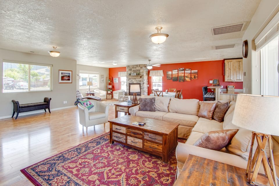 Gateway to Zion NP! Group Getaway w/ Mtn Views House in Utah