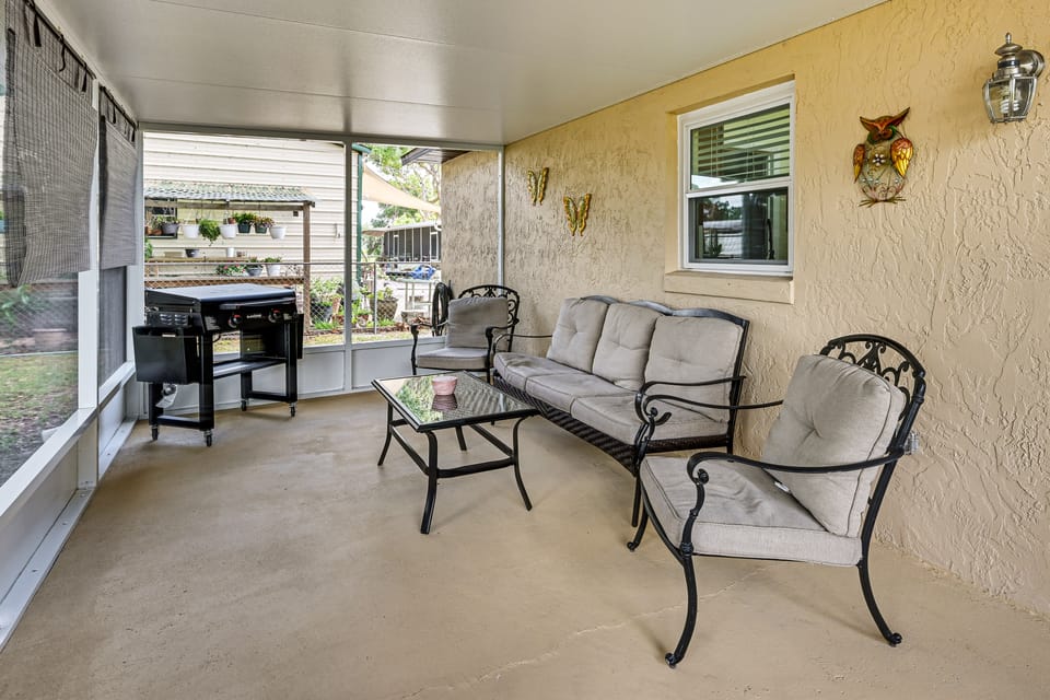 Walk to Lake Ariana Park! Home w/ Screened Porch House in Auburndale