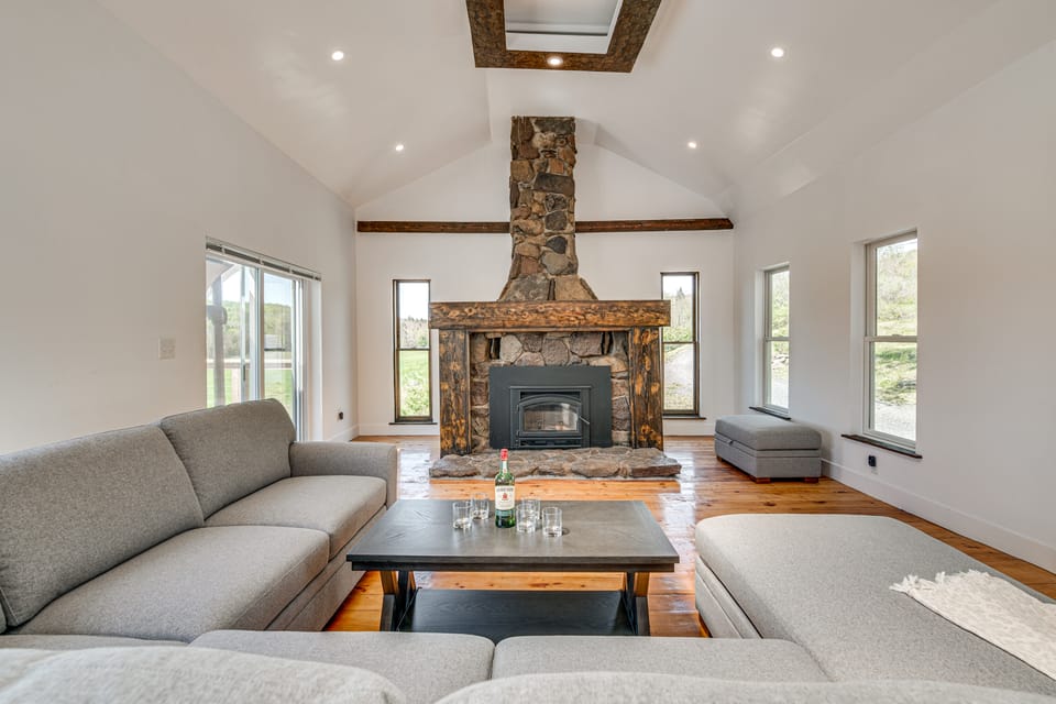 90-Acre Gem w/ Custom Pool & 2 Ponds in Jefferson House in Capital District, NY, USA