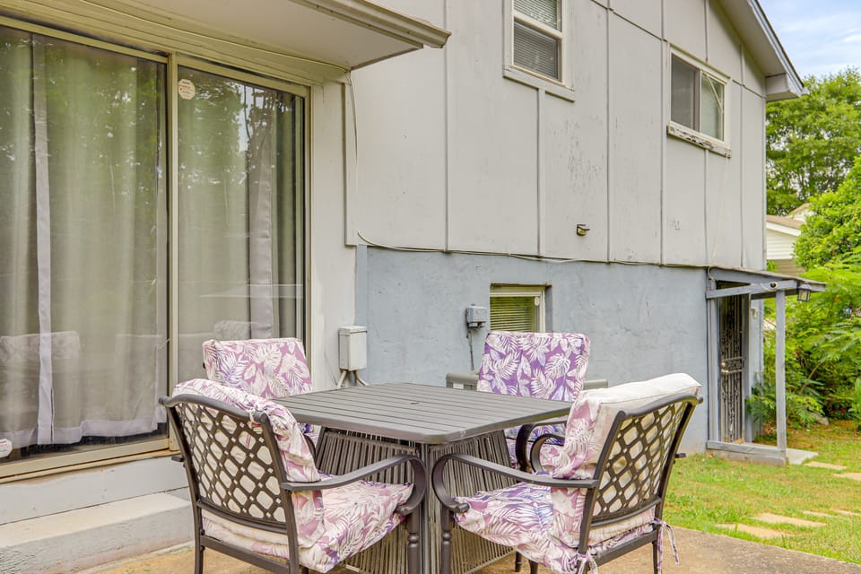 Easy ATL Access! Suburban Retreat w/ Yard & Patio House in Riverdale