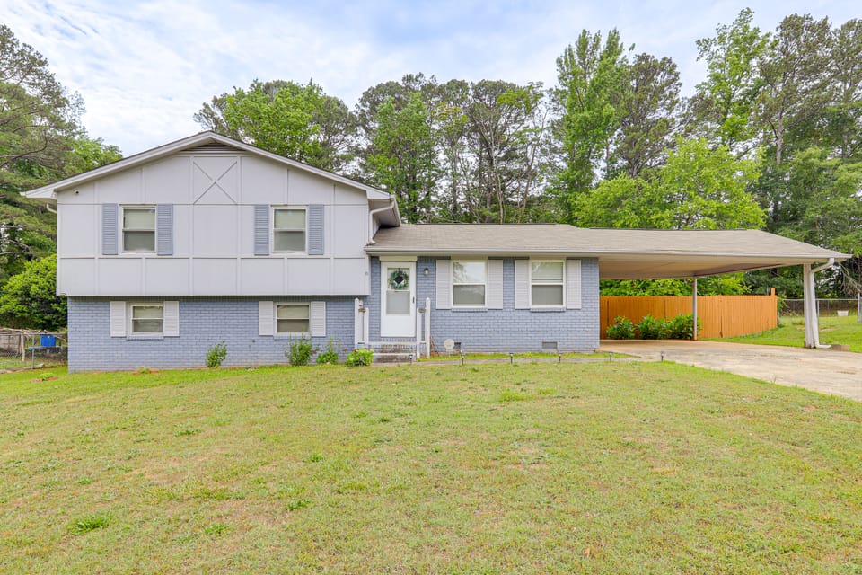 Easy ATL Access! Suburban Retreat w/ Yard & Patio House in Riverdale