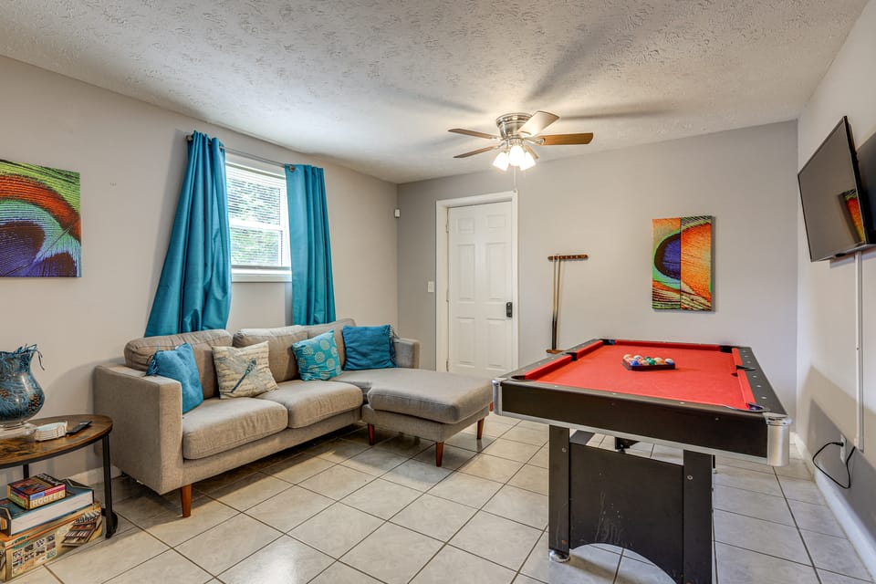 Easy ATL Access! Suburban Retreat w/ Yard & Patio House in Riverdale