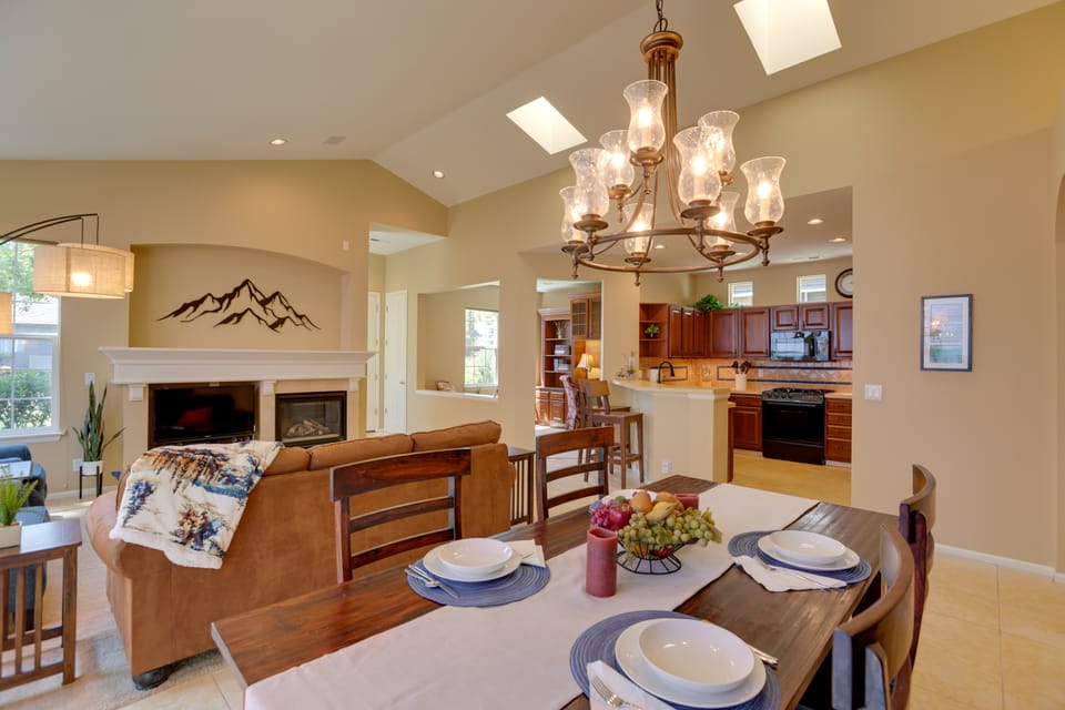Bend Home: Office, Garage, Parks, Seasonal Pool! House in Bend