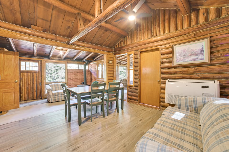 Hike, Fish & Unwind: Riverfront Vanderbilt Cabin House in Michigan