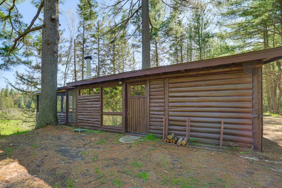 Hike, Fish & Unwind: Riverfront Vanderbilt Cabin House in Michigan