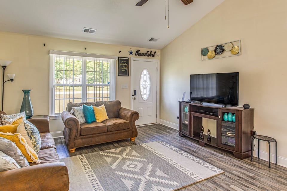 6 Mi to Dtwn Conway! Quiet Family Getaway w/ Patio House in South Carolina