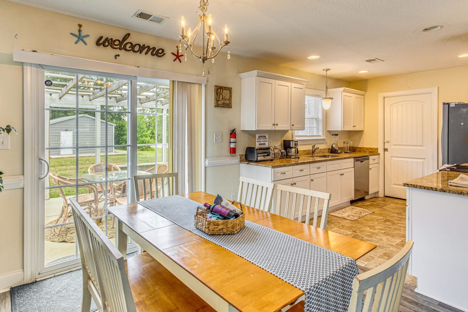 6 Mi to Dtwn Conway! Quiet Family Getaway w/ Patio House in South Carolina