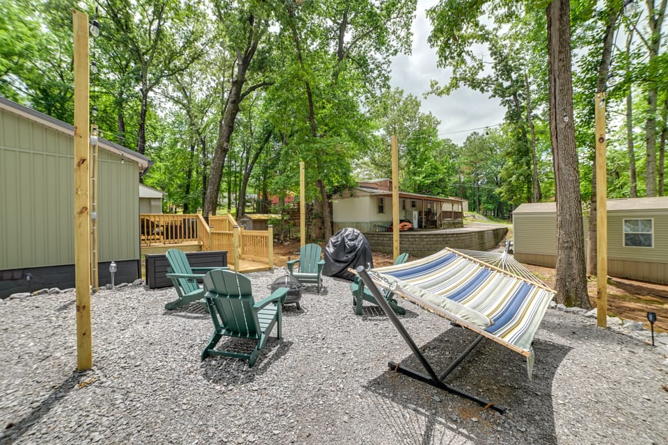 Hot Tub, Deck! Tiny Home Retreat By Kentucky Lake House in Tennessee