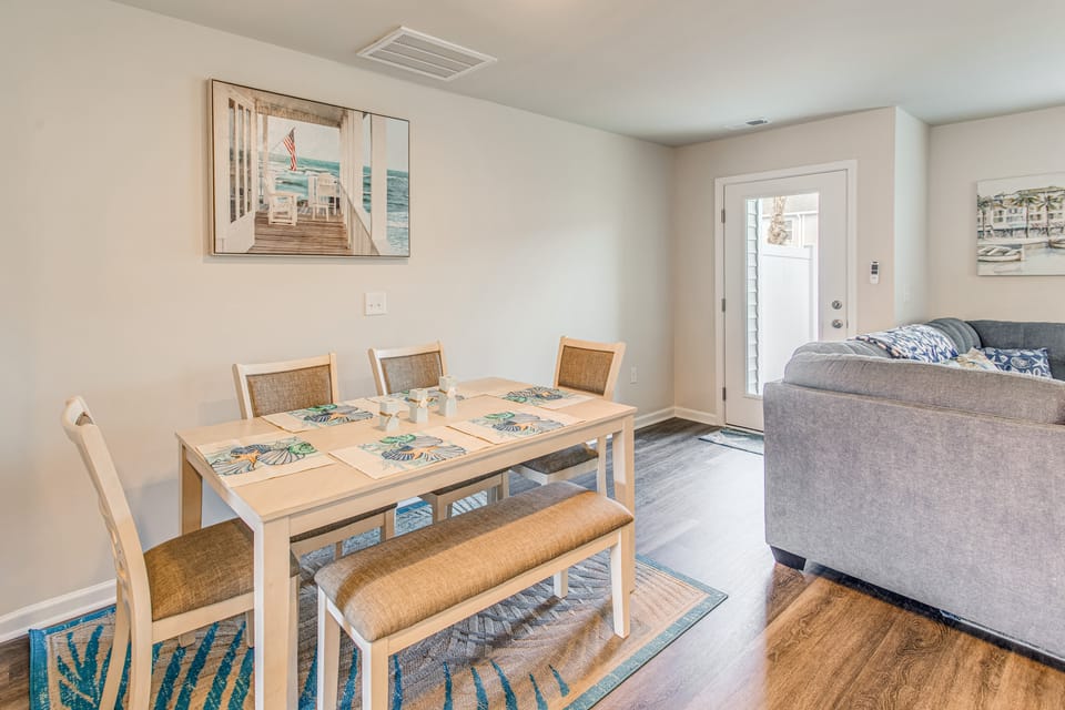 2 Mi to Sea & Sand! Modern New Build in Surfside Apartment in South Carolina