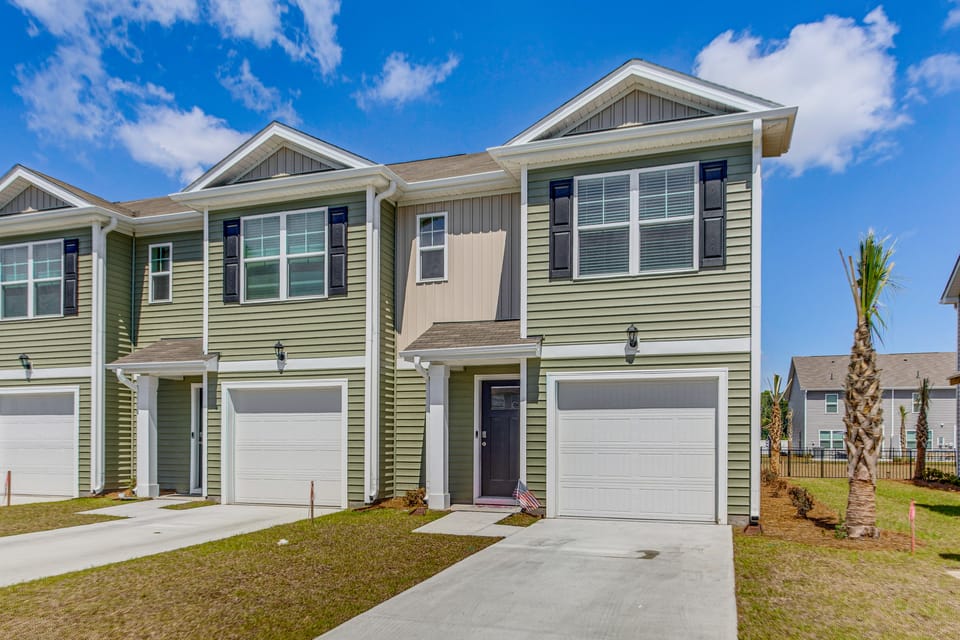 2 Mi to Sea & Sand! Modern New Build in Surfside Apartment in South Carolina