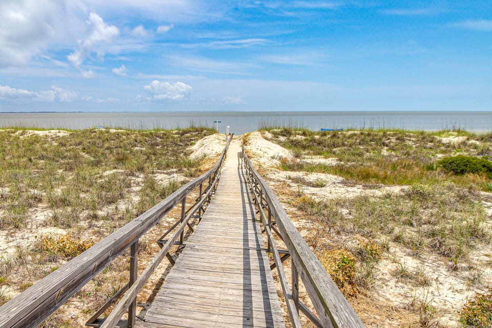 Sandy Toes: Harbor Isl Pool & Beach Retreat Apartment in South Carolina