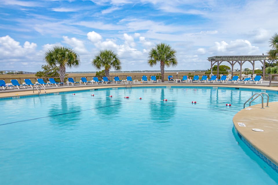 Sandy Toes: Harbor Isl Pool & Beach Retreat Apartment in South Carolina