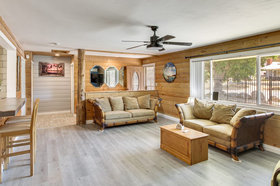 Mountain Views! High Desert Hideaway in Oynx House in Sierra Nevada