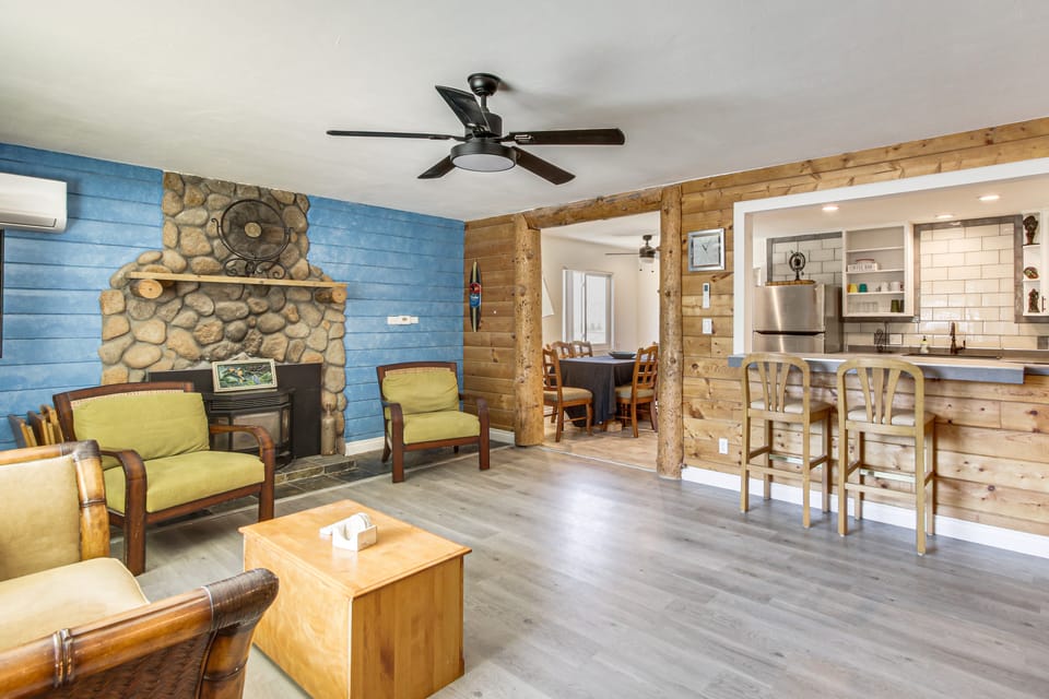 Mountain Views! High Desert Hideaway in Oynx House in Sierra Nevada