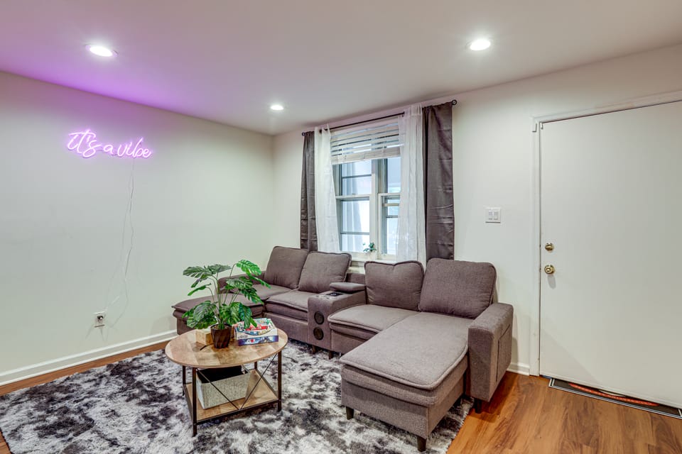 Groups & Pets Welcome! Spacious Philly Rowhouse Apartment in Philadelphia