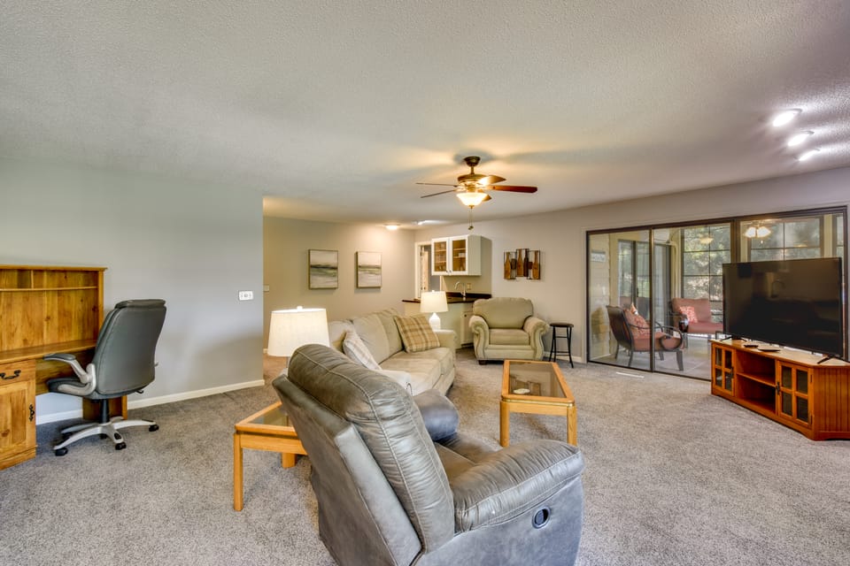 Sunroom & Deck! Golf Retreat in Keowee Key Apartment in Lake Keowee