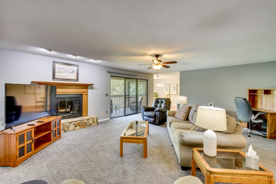 Sunroom & Deck! Golf Retreat in Keowee Key Apartment in Lake Keowee