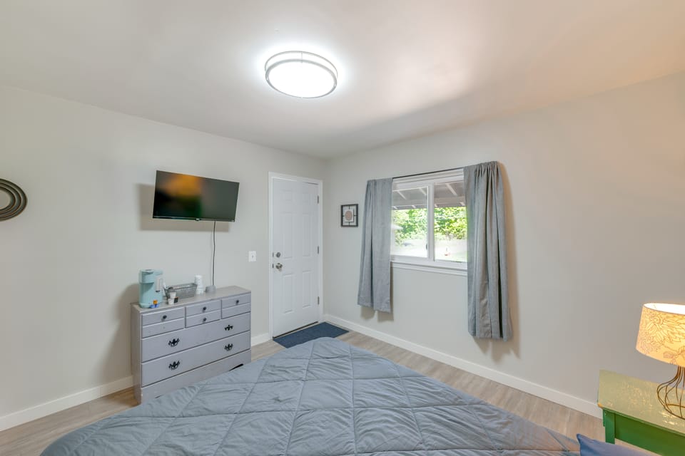 Cozy Room Near Schroon Lake Marina, Town & Beach! Apartment in Schroon Lake