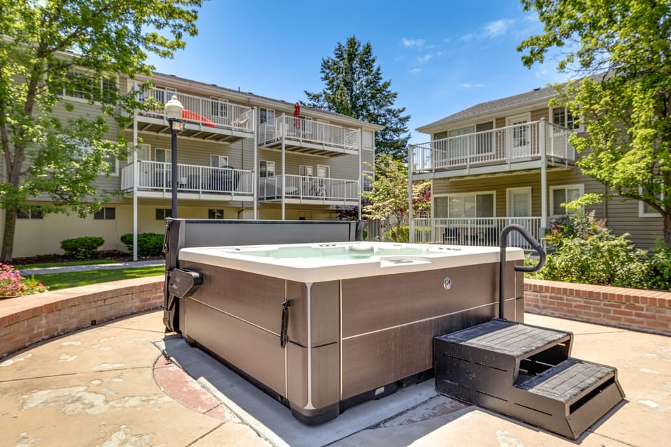 2 Mi to Dtwn Boise! Condo w/ Pool & Hot Tub Access Apartment in Boise