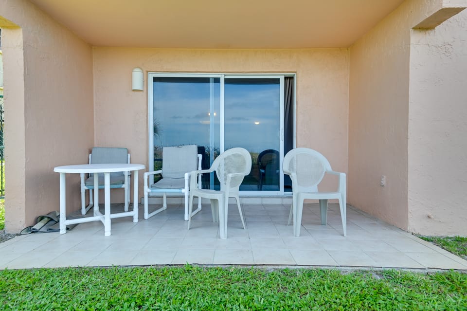 Enjoy the Pool & Beach! Cocoa Beach Condo Apartment in Seacrest Beach