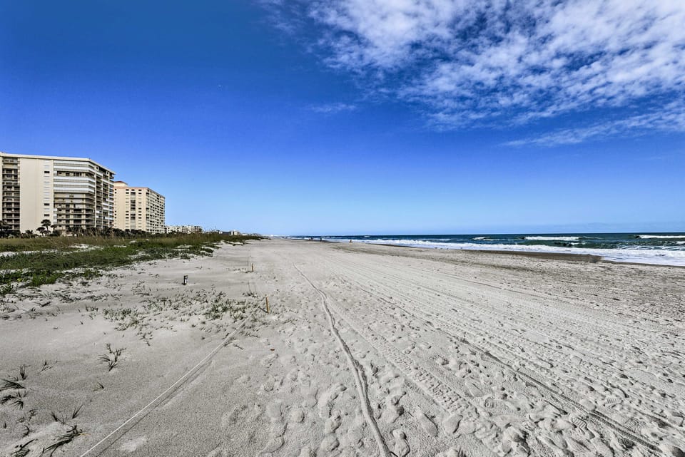 Ocean-View Balcony & Pool Access! Cocoa Beach Gem Apartment in Seacrest Beach